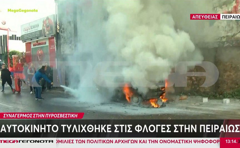Αυτοκίνητο τυλίχτηκε στις φλόγες στην Πειραιώς: Ο οδηγός προσπαθούσε να σβήσει τη φωτιά με μπουκαλάκια νερού