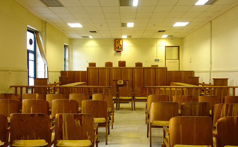 Επεισοδιακή η έναρξη της δίκης των 12 ανηλίκων για τον ομαδικό βιασμού 15χρονου στο Ίλιον