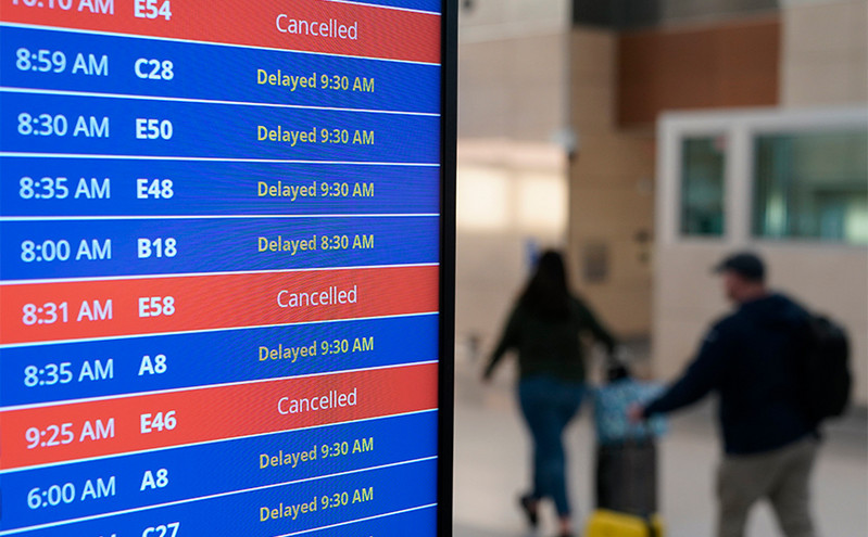 Χάος στα αεροδρόμια των ΗΠΑ: Σε διαδικαστικό σφάλμα αποδίδει η FAA την αστοχία του συστήματος υπολογιστών της