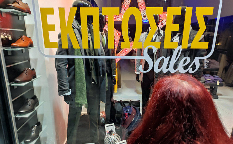Καλοκαιρινές εκπτώσεις: Η αγορά εν μέσω καύσωνα και προστίμων