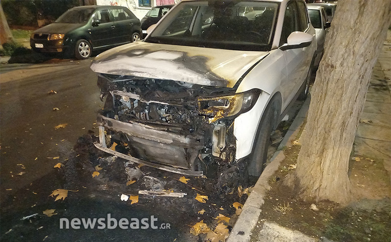 Εμπρησμός τα ξημερώματα σε αυτοκίνητο στο Κουκάκι &#8211; Ζημιές από τη φωτιά σε ακόμη δύο οχήματα