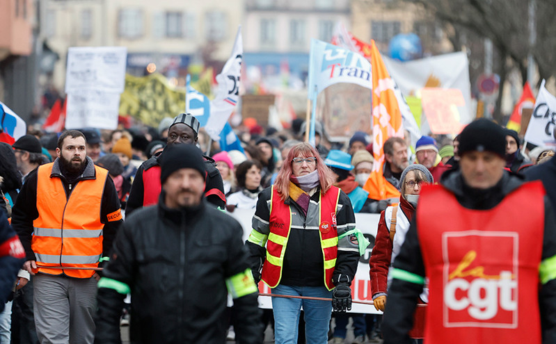 Οργή στη Γαλλία για το συνταξιοδοτικό &#8211; «Επιχείρηση γοητείας» από τον Μακρόν για να γυρίσει το κλίμα