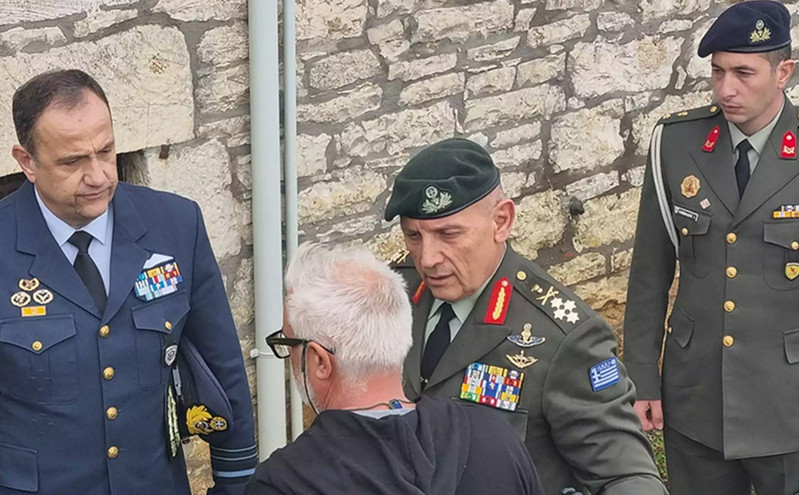 Πτώση F-4 στην Ανδραβίδα: Ο Αρχηγός ΓΕΕΘΑ επισκέφθηκε την οικογένεια του 29χρονου υποσμηναγού