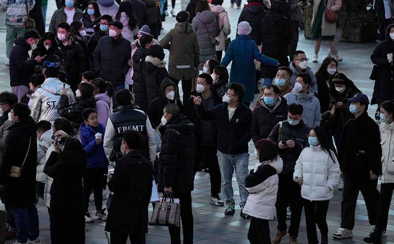 Φαίνεται να κοπάζει το «τσουνάμι» του κορονοϊού στην Κίνα: Ανακοίνωσε πτώση κατά σχεδόν 80% των θανάτων