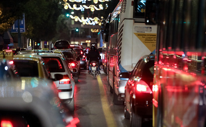 Πόσες ώρες έχασαν το 2022 στην κίνηση οι οδηγοί σε Αθήνα και Θεσσαλονίκη &#8211; Η πόλη που έχει το παγκόσμιο αρνητικό ρεκόρ