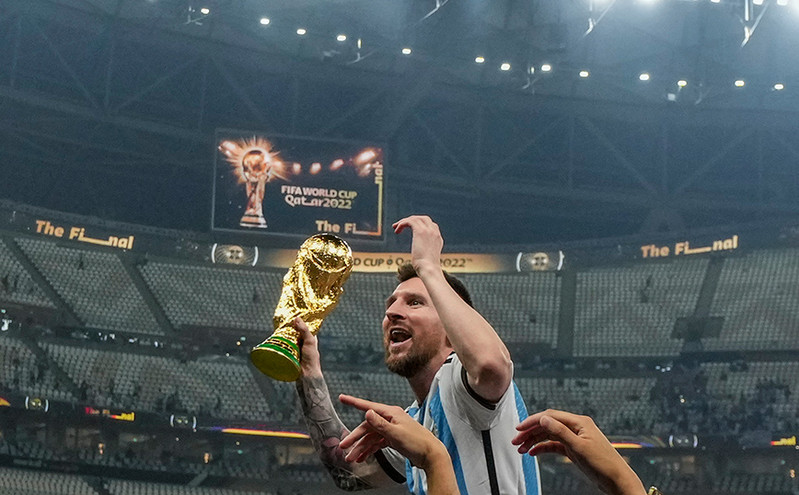 Ψεύτικο Παγκόσμιο Κύπελλο κρατάει ο Μέσι στη δημοφιλέστερη φωτογραφία του Instagram