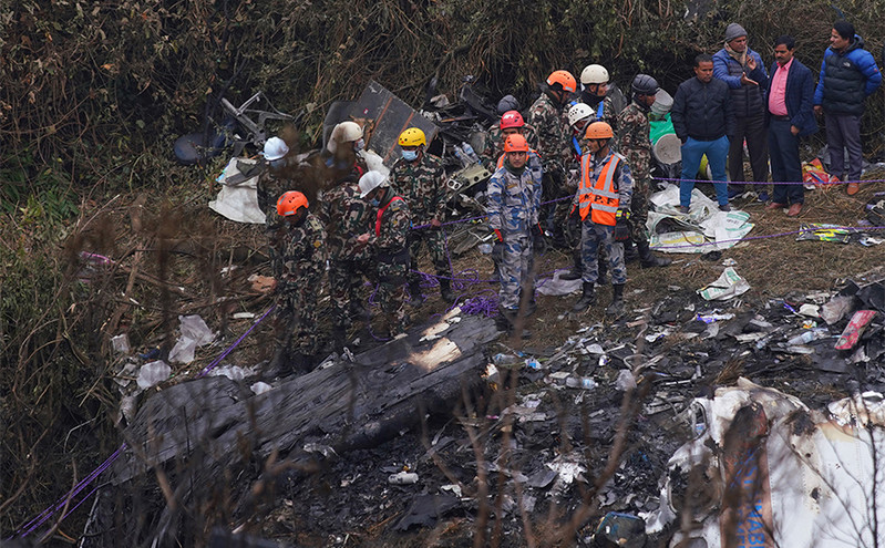 Αεροπορική τραγωδία στο Νεπάλ: Βρέθηκαν τα μαύρα κουτιά και συνεχίζεται η προσπάθεια να ανασυρθούν τα υπόλοιπα θύματα