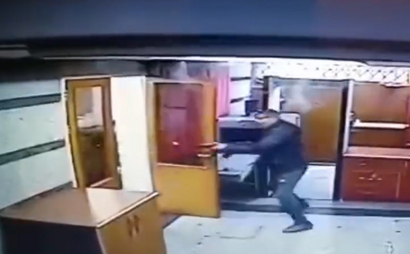 Σοκαριστικό βίντεο με ένοπλο που άρχισε να πυροβολεί με Καλάσνικοφ στην πρεσβεία του Αζερμπαϊτζάν στο Ιράν