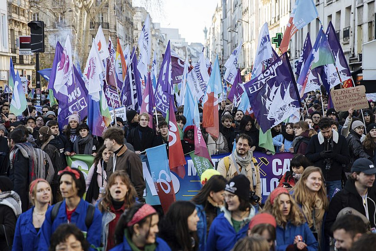 Γαλλία: Χιλιάδες άνθρωποι διαδήλωσαν στο Παρίσι κατά των μεταρρυθμίσεων στο συνταξιοδοτικό