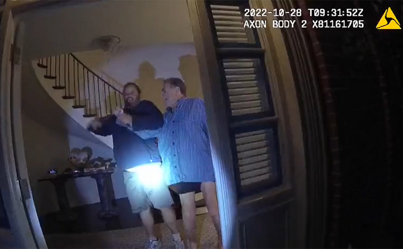 ΗΠΑ: Βίντεο με τη στιγμή της επίθεσης με σφυρί στο σύζυγο της Νάνσι Πελόζι
