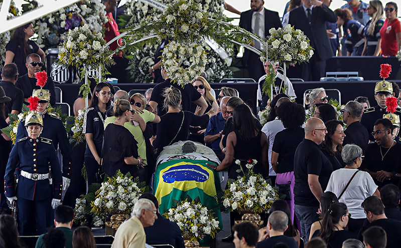 Η Βραζιλία αποχαιρετά τον Πελέ: «Ζήτω ο Βασιλιάς» &#8211; Σε «κάθετο νεκροταφείο» 14 ορόφων η ταφή του