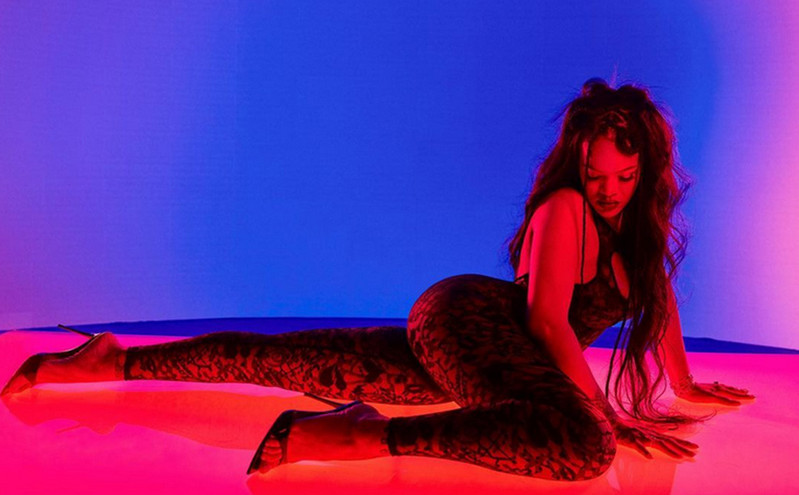 H Rihanna μετρά αντίστροφα για τον Άγιο Βαλεντίνο &#8211; Ποζάρει με σέξι διάθεση