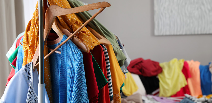 Τα παλιά σας ρούχα μπορούν να σας βοηθήσουν να βγάλετε χρήματα: Πώς θα τα πουλήσετε, πόσα θα κερδίσετε