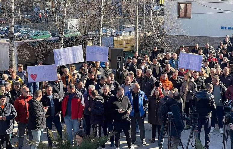 Κόσοβο: Διαδήλωση διαμαρτυρίας Σέρβων για τον τραυματισμό δύο ομοεθνών τους από στρατιωτικό