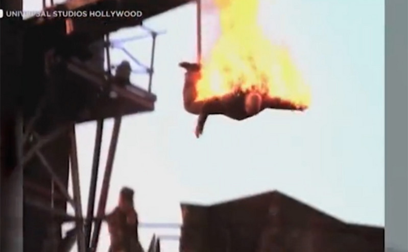 Χόλιγουντ: Σοκαριστικό ατύχημα για κασκαντέρ στα Universal Studios – Επιχείρησε μακροβούτι τυλιγμένος στις φλόγες