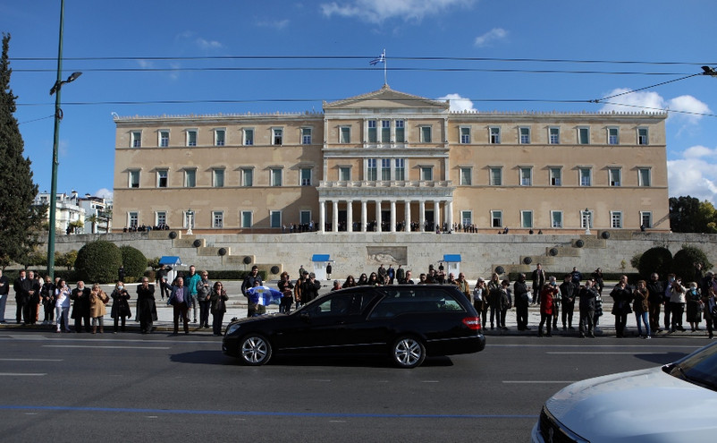 Η στιγμή που η αυτοκινητοπομπή με τη σορό του τέως Βασιλιά Κωνσταντίνου περνάει έξω από τη Βουλή