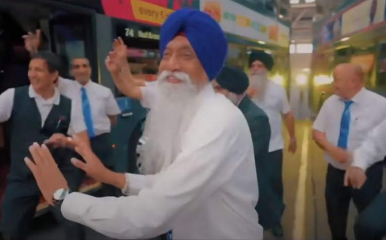 Η επιτυχία – έκπληξη ενός οδηγού λεωφορείου – Το βίντεο κλιπ με το τραγούδι για τη δουλειά του που κάνει θραύση
