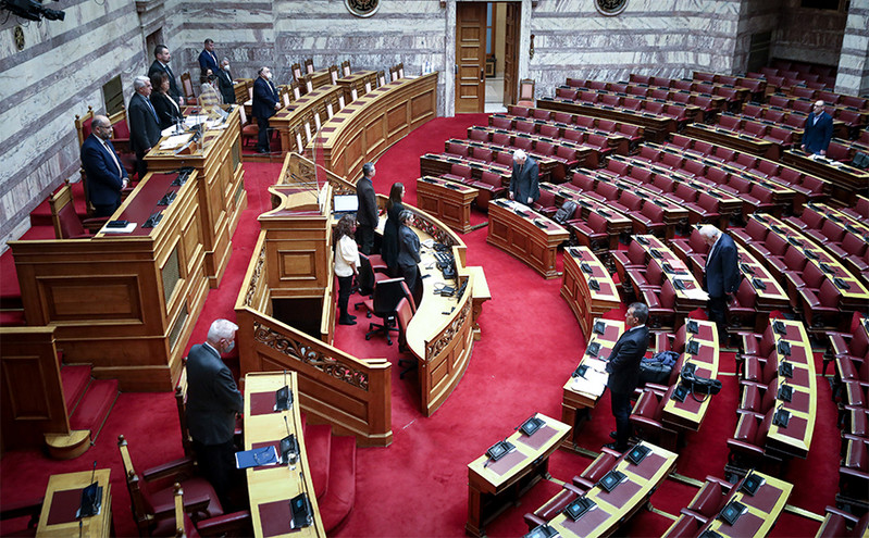 Ενός λεπτού σιγή στη Βουλή στη μνήμη των Ελλήνων Εβραίων του Ολοκαυτώματος – Τα μηνύματα των πολιτικών