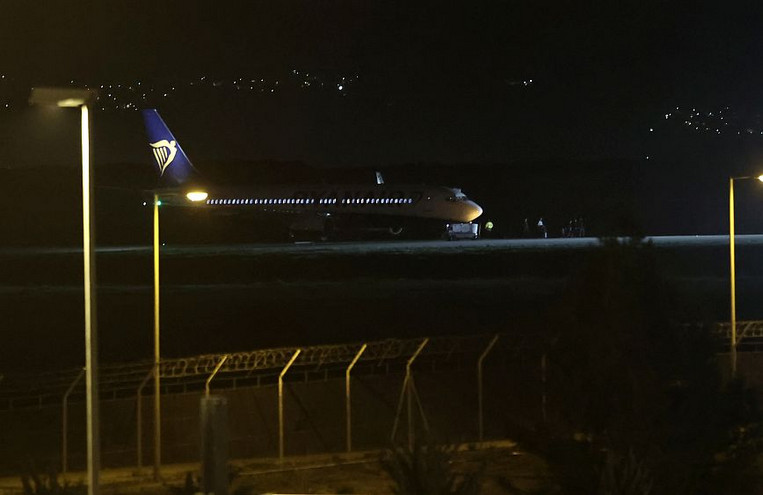 Ελευθέριος Βενιζέλος: Δείτε εικόνες από το αεροπλάνο της RyanAir που προσγειώθηκε μετά την ειδοποίηση για βόμβα