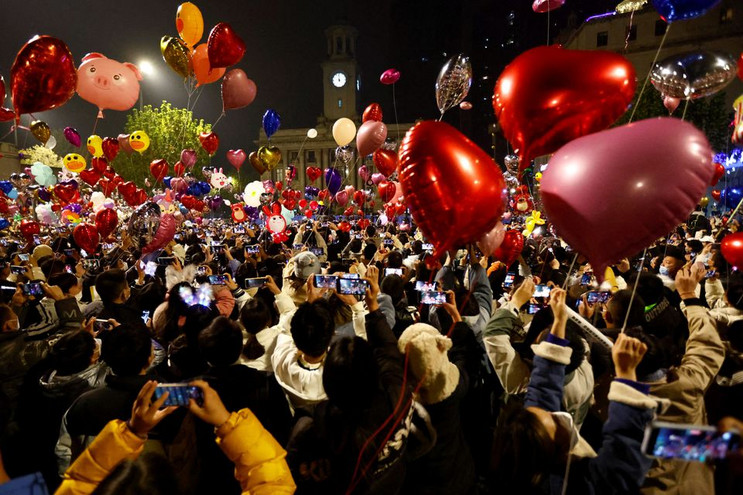 Κίνα: Χιλιάδες κόσμου γιόρτασαν την Πρωτοχρονιά στην Ουχάν &#8211; Δείτε εικόνες