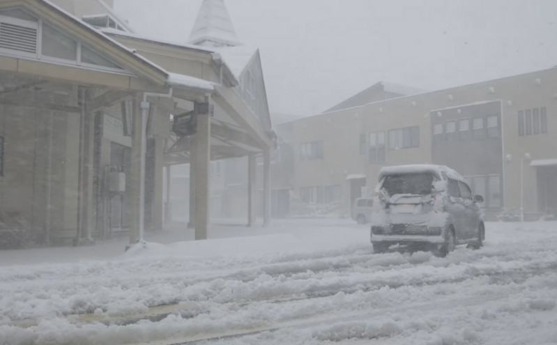 Χαμός από τις σφοδρές χιονοπτώσεις και το κρύο στην Ιαπωνία: Προβλήματα στις μετακινήσεις και ένας μέχρι στιγμής νεκρός