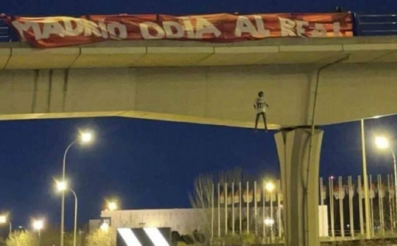 Ατλέτικο Μαδρίτης: Οπαδοί κρέμασαν από γέφυρα ομοίωμα του Βινίσιους της Ρεάλ Μαδρίτης