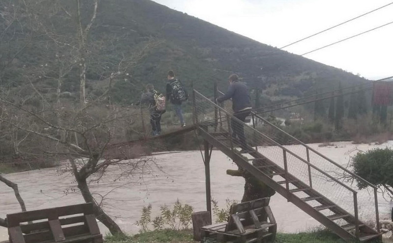 Παρέμβαση εισαγγελέα για τους μαθητές που πέρασαν τον ποταμό Εύηνο μέσω αιωρούμενης συρμάτινης γέφυρας