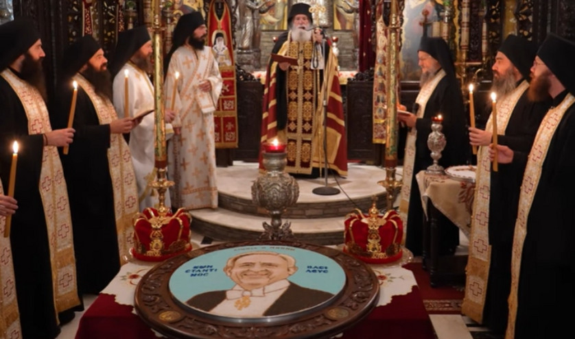 Εκκλησία στη Φωκίδα έκανε μνημόσυνο για τον τέως Βασιλιά Κωνσταντίνο: Κορώνες και κόλλυβα με τη φωτογραφία του