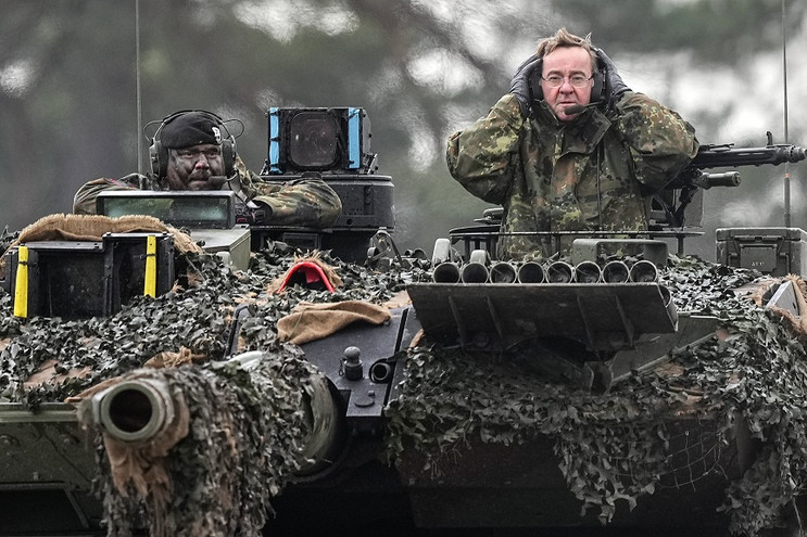 Η Γερμανία τα βάζει με την Ουγγαρία που εμποδίζει την περαιτέρω αποστολή στρατιωτικής βοήθειας από την ΕΕ στην Ουκρανία