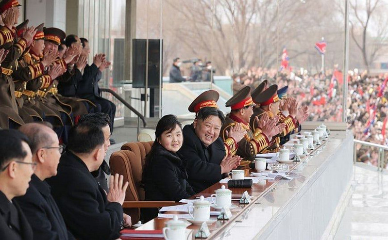 Σπάνια εμφάνιση του Κιμ Γιονγκ Ουν με την κόρη του σε γήπεδο στη Βόρεια Κορέα