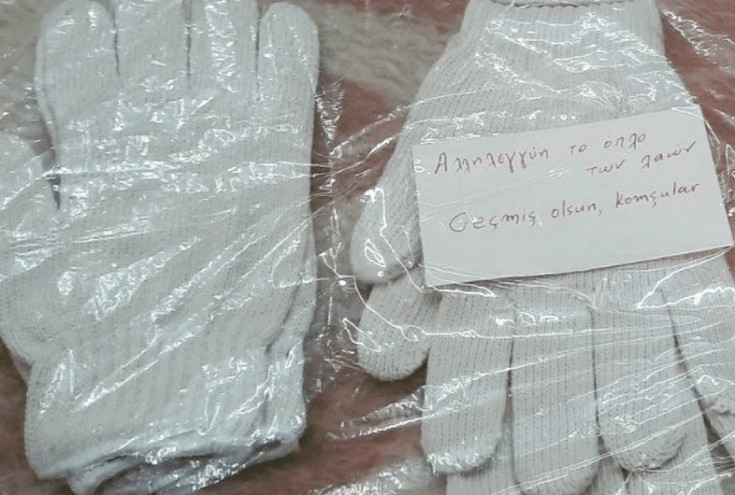 Σεισμός στην Τουρκία: Έλληνες στέλνουν ρούχα με μηνύματα στήριξης στους πληγέντες &#8211; «Αλληλεγγύη, το όπλο των λαών»