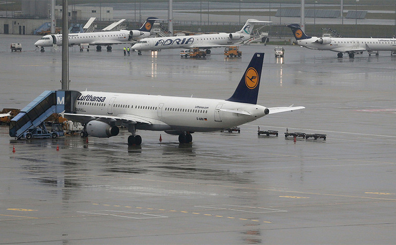 Καθηλωμένα στο έδαφος τα αεροπλάνα σε 7 μεγάλα αεροδρόμια της Γερμανίας: «Μπλόκο» σε 2.300 πτήσεις