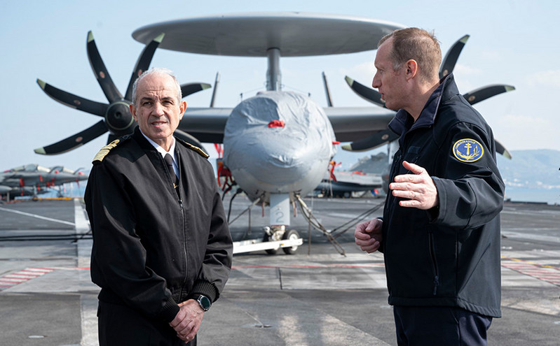Η ηγεσία του Πολεμικού Ναυτικού στο γαλλικό αεροπλανοφόρο «Σαρλ ντε Γκολ»
