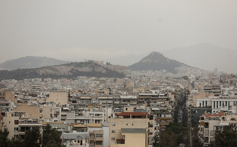Φωτογραφίες με την αφρικανική σκόνη να έχει καλύψει την Αθήνα &#8211; Ακρόπολη και Λυκαβηττός σε&#8230; θολό φόντο