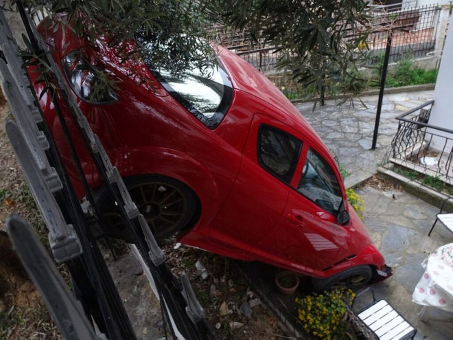 Θεσσαλονίκη: Αυτοκίνητο έφυγε από το δρόμο και κατέληξε σε αυλή σπιτιού