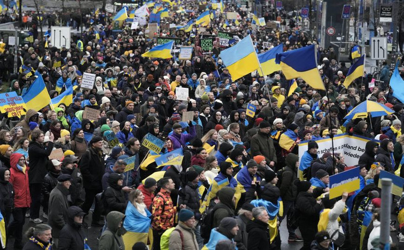 Βερολίνο: Στο δρόμο 10.000 άνθρωποι κατά της αποστολής όπλων στην Ουκρανία
