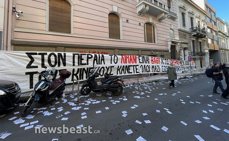Κατάληψη στο ΣΕΒ από λιμενεργάτες &#8211; «Το λιμάνι είναι βαθύ και το ένσημο δεν είναι βαρύ»
