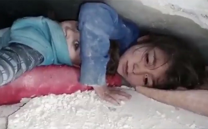 Συρία: Συγκλονιστικό βίντεο από την διάσωση δύο παιδιών &#8211; «Βγάλτε με από τα συντρίμμια και θα γίνουμε σκλάβοι σας»