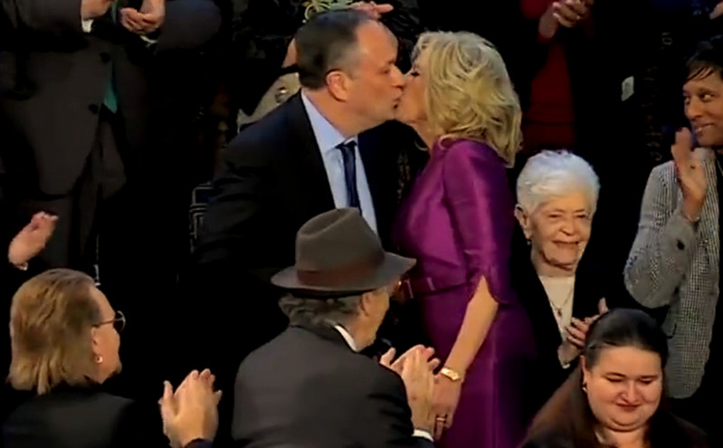 Viral το φιλί στο στόμα της Τζιλ Μπάιντεν στον σύζυγο της Καμάλα Χάρις