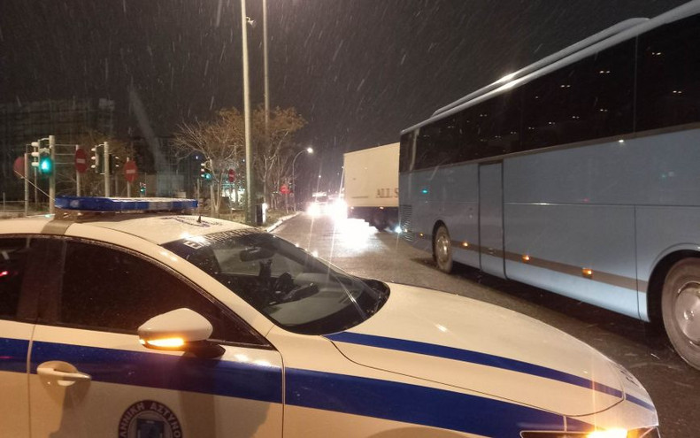 Γυρίζουν πίσω φορτηγά και λεωφορεία στην εθνική οδό στη γέφυρα Καλυφτάκη λόγω του χιονιού