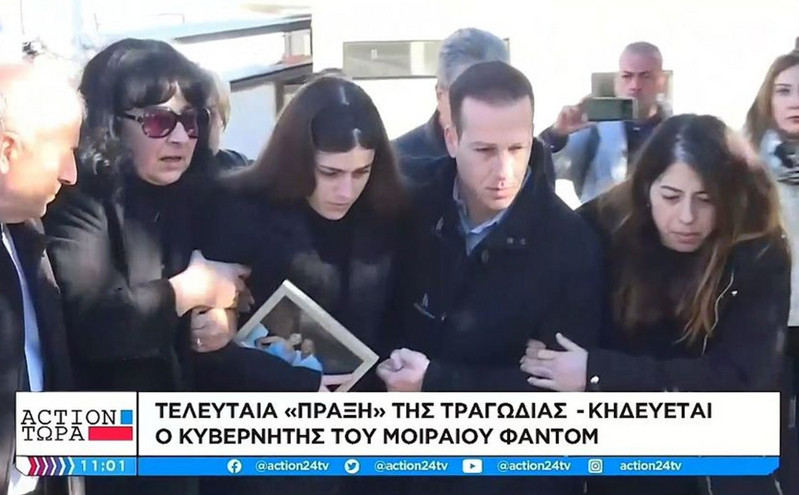 Στάθης Τσιτλακίδης: Ραγίζει καρδιές η αρραβωνιαστικιά του &#8211; Με τη φωτογραφία του στα χέρια στην κηδεία του