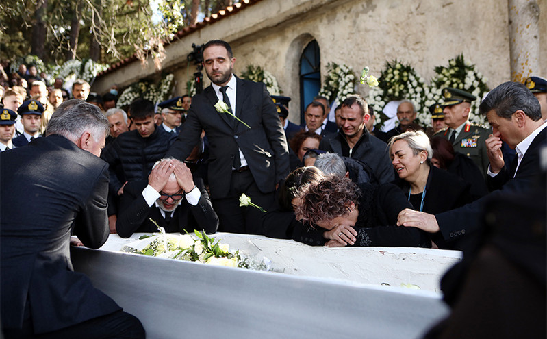 Θρήνος στην κηδεία του Μάριου – Μιχαήλ Τουρούτσικα: Συγκλόνισαν οι γονείς του &#8211; «Είσαι ψηλά αγόρι μου»