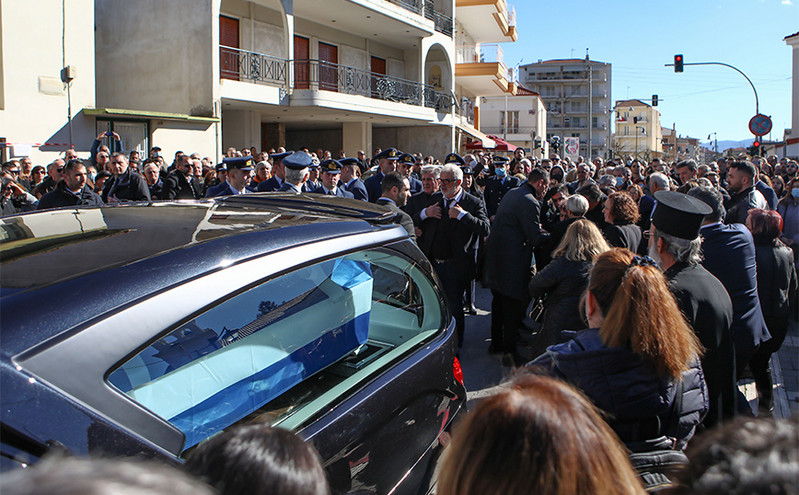Κηδεία Μάριου Τουρούτσικα: Λιποθύμησε στην κηδεία η μητέρα του