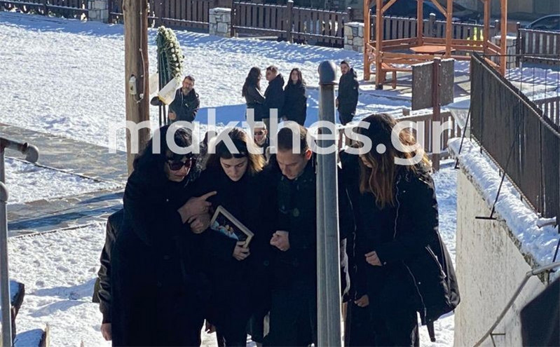 Κηδεία Στάθη Τσιτλακίδη &#8211; Οδύνη στο τελευταίο αντίο: «Ψηλά» έλεγε η μητέρα του – Υποβασταζόμενη η αρραβωνιαστικιά του