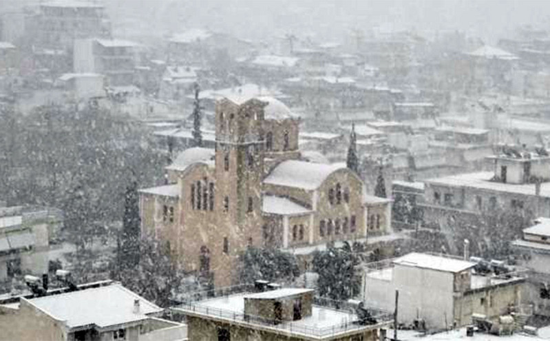 Κακοκαιρία Μπάρμπαρα: Πυκνή χιονόπτωση στη Λαμία &#8211; Κλειστά όλα τα σχολεία σήμερα