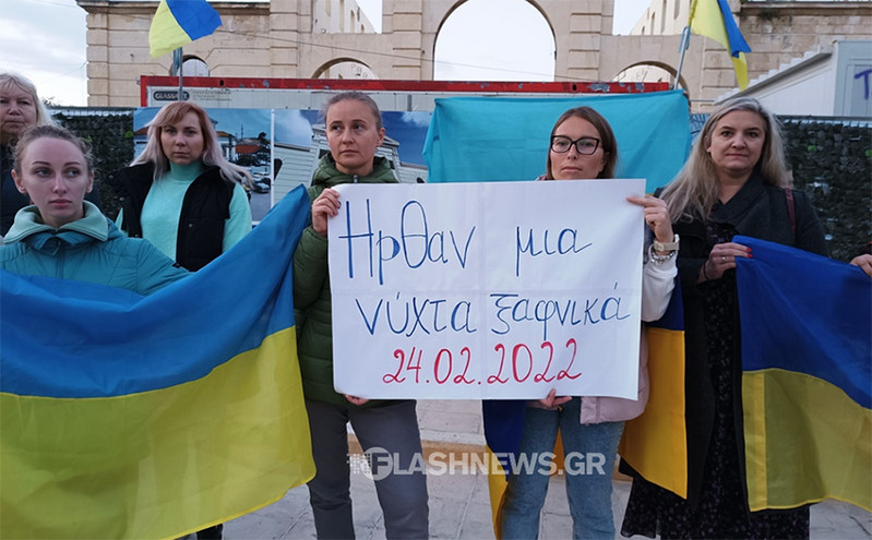 Με δάκρυα στα μάτια Ουκρανοί στα Χανιά ζητούν τον τερματισμό του πολέμου