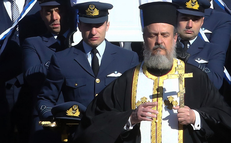 Συγκίνηση στην κηδεία του Στάθη Τσιτλακίδη: Ο συνάδελφός του που θα τον πάντρευε κρατούσε το ξίφος και το πηλήκιό του