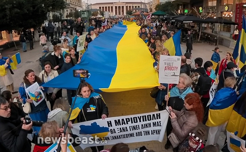Συγκέντρωση και πορεία Ουκρανών στο κέντρο της Αθήνας για τον ένα χρόνο του πολέμου