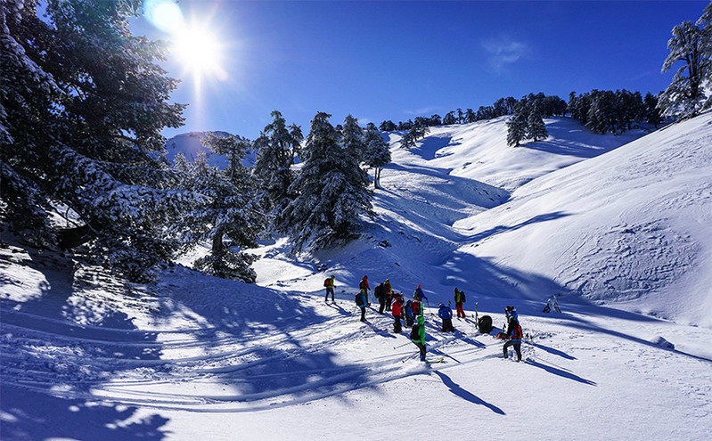 Σκι στο ηλιοβασίλεμα για τους επισκέπτες του Χιονοδρομικού στον Παρνασσό το τριήμερο της Καθαράς Δευτέρας