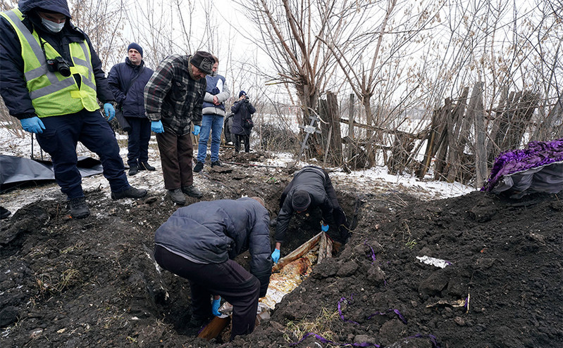 Το παγωμένο ρωσικό νεκροταφείο με τους σταυρούς, «απόδειξη των τεράστιων απωλειών» της Μόσχας στον πόλεμο στην Ουκρανία